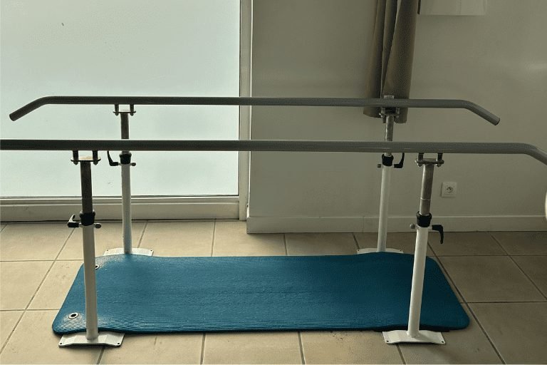 Barres parallèles de rééducation ajustables avec tapis de sol pour l'apprentissage de la marche