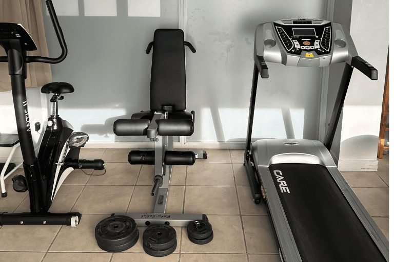 Plateau technique équipé d'un tapis de course, d'un banc de musculation et d'un vélo d'appartement