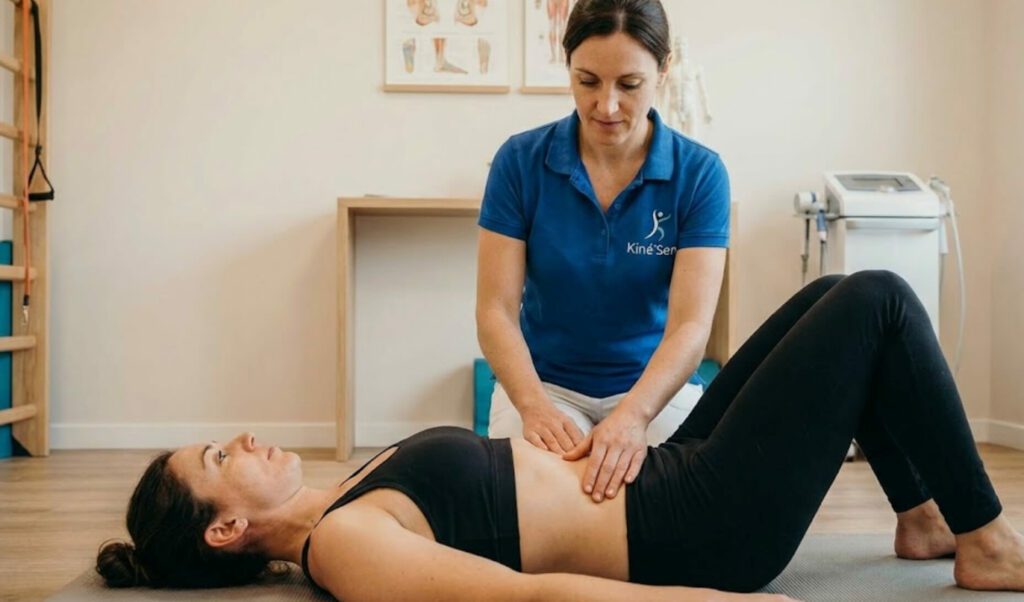Séance de gymnastique hypopressive et rééducation abdominale post-partum au cabinet Kiné'Sens à Fort-de-France, Martinique.